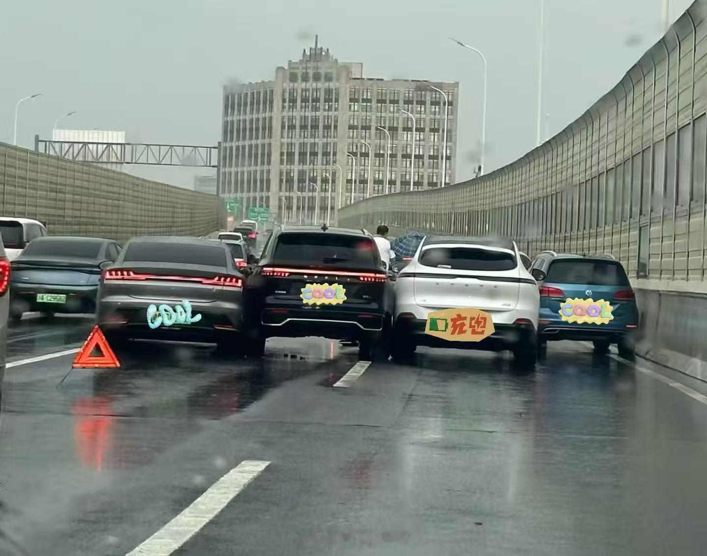 想象不出这种场景是怎么发生的……一瞬间，那么多车并排？三角牌，绕行不用空间？