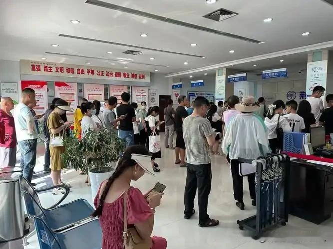 医院缴费窗口前，队伍凝滞不动，蜿蜒的长龙里蓄积着愈发明显的躁动。后面的人群开始推