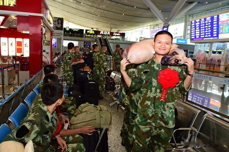 中国军人太值得尊重了！从历史上看，他们为国家独立、民族解放抛头颅洒热血，历经无数