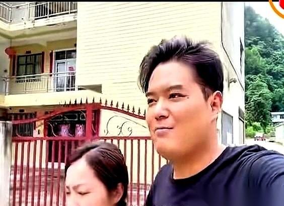 引擎发出哮喘般的嘶吼，油门已经被踩死，但这辆自驾游的小轿车，就是死死卡在半坡上，