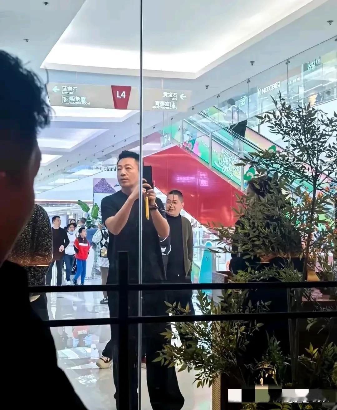 这才是真实状态下的
马筱梅和汪小菲

两人在厦门被偶遇
一起吃饭时被抓拍

有网