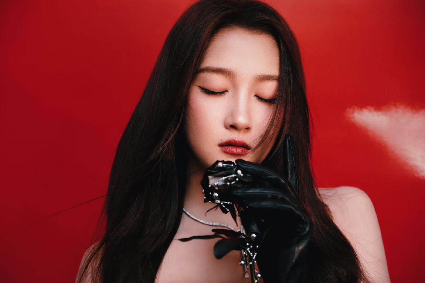 关晓彤新年红裙造型  十年坚守，初心不变！关晓彤再次以红裙造型闪耀北京台春晚，红