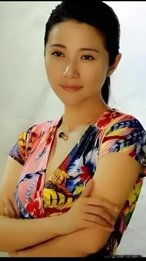 是谁说的颜丙燕不好看的呢？其实她年轻的时候是真美，自然的美，美的大方，又高又瘦又