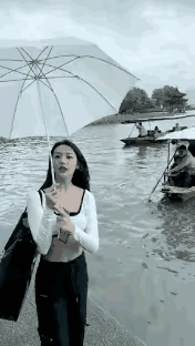 姑娘去杭州游西湖，给爸妈录了条视频，说:“爸妈，我到西湖了，你们瞅……好多水呀。