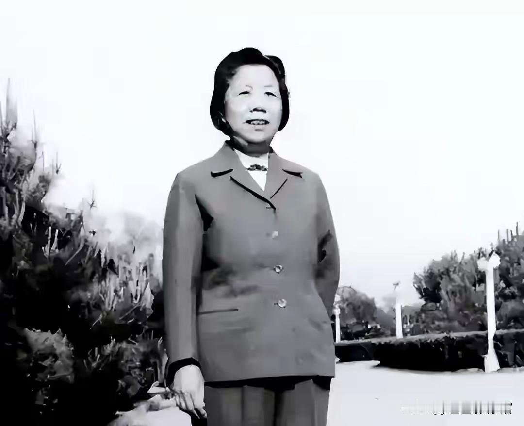 她一生秉持着坚定的共产主义信念和无私奉献的精神，深受全国人民的爱戴与尊敬。