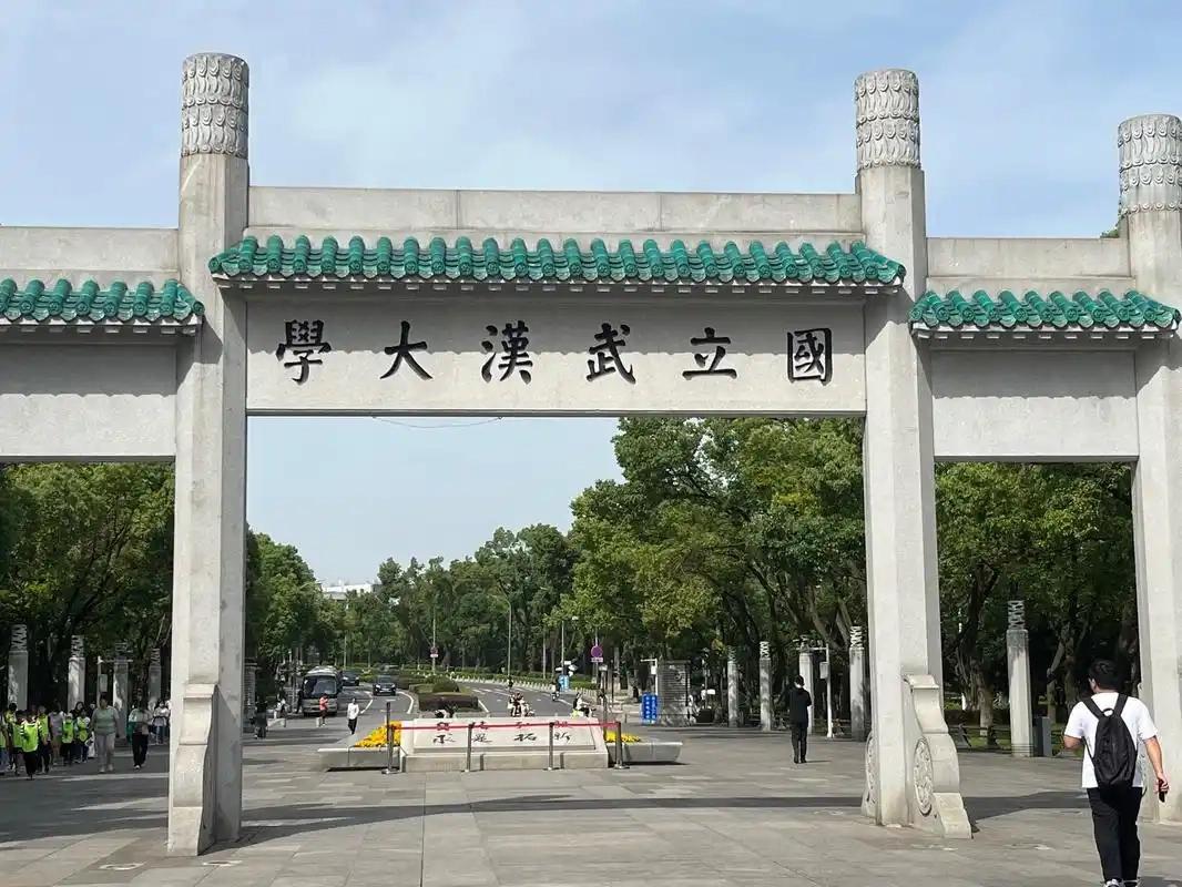 口语精简版

5月13日起，武汉大学正式取消校外人员进校预约制度啦！不管是工作日