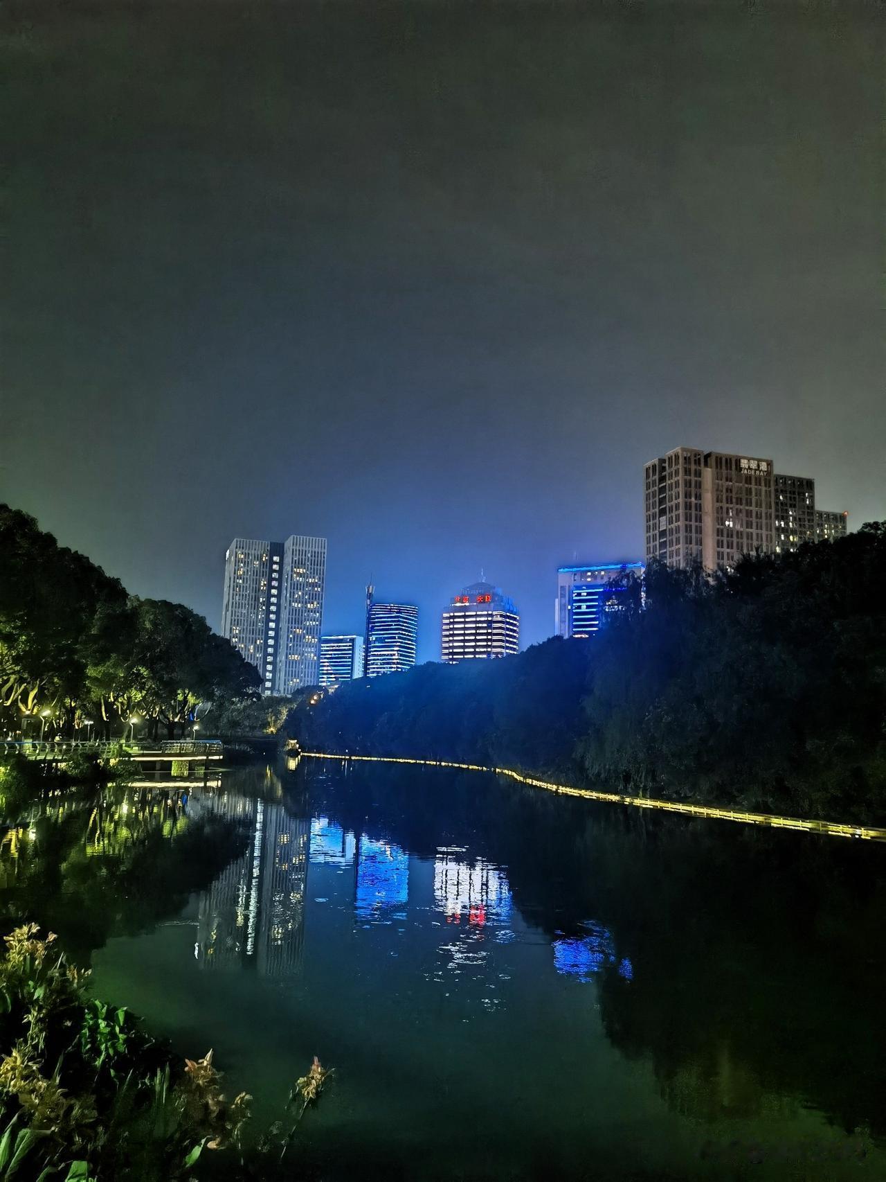 光影水畔，夜色温柔

昨晚饭后散步，随手定格了几帧城市夜色，夜色妖娆，如梦如幻。