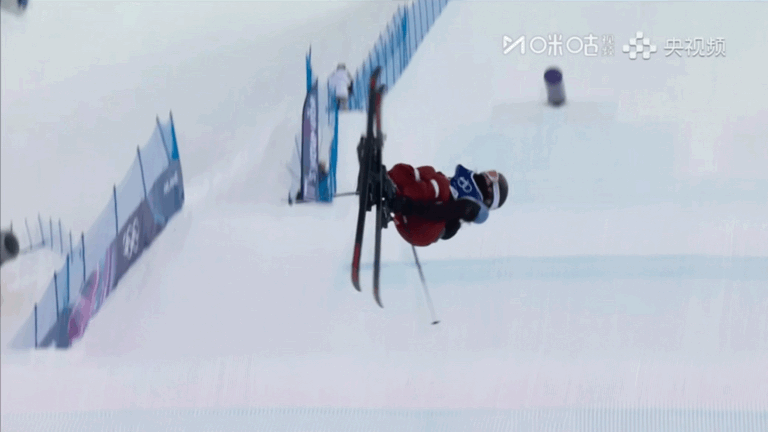 女子自由式滑雪坡面障碍技巧决赛加拿大选手摔得看着好痛😣大家都要平安健康啊 