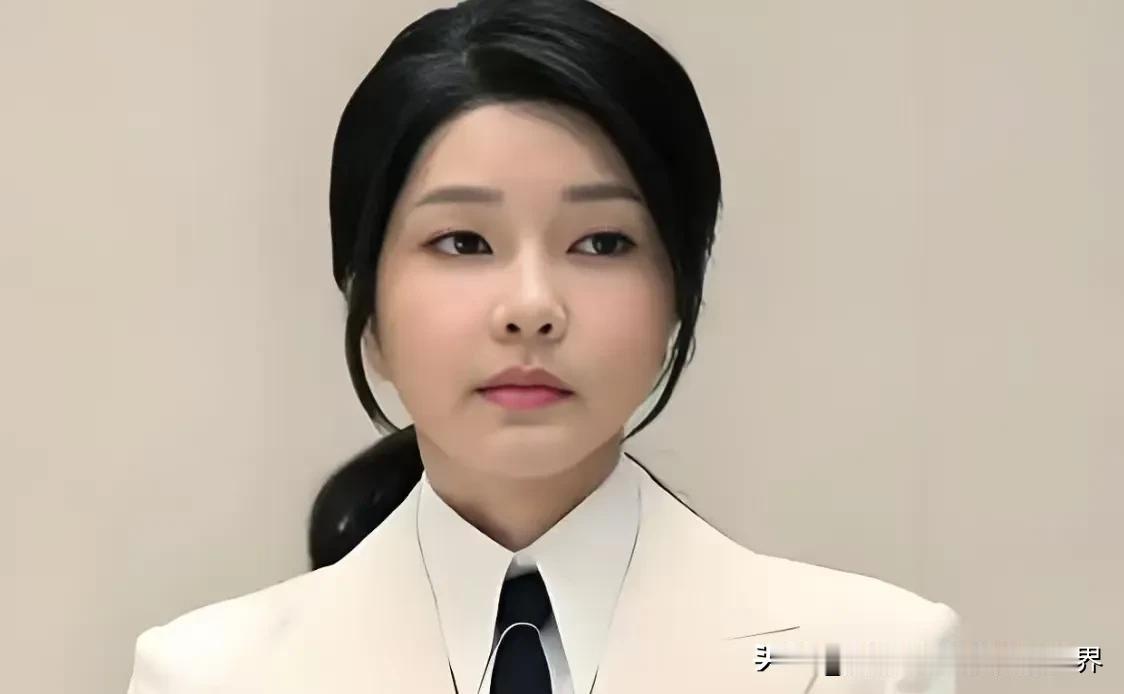 金建希如果真的坐牢了，确实就有些可惜了！据说为了这张漂亮的娃娃脸，金建希和尹锡悦