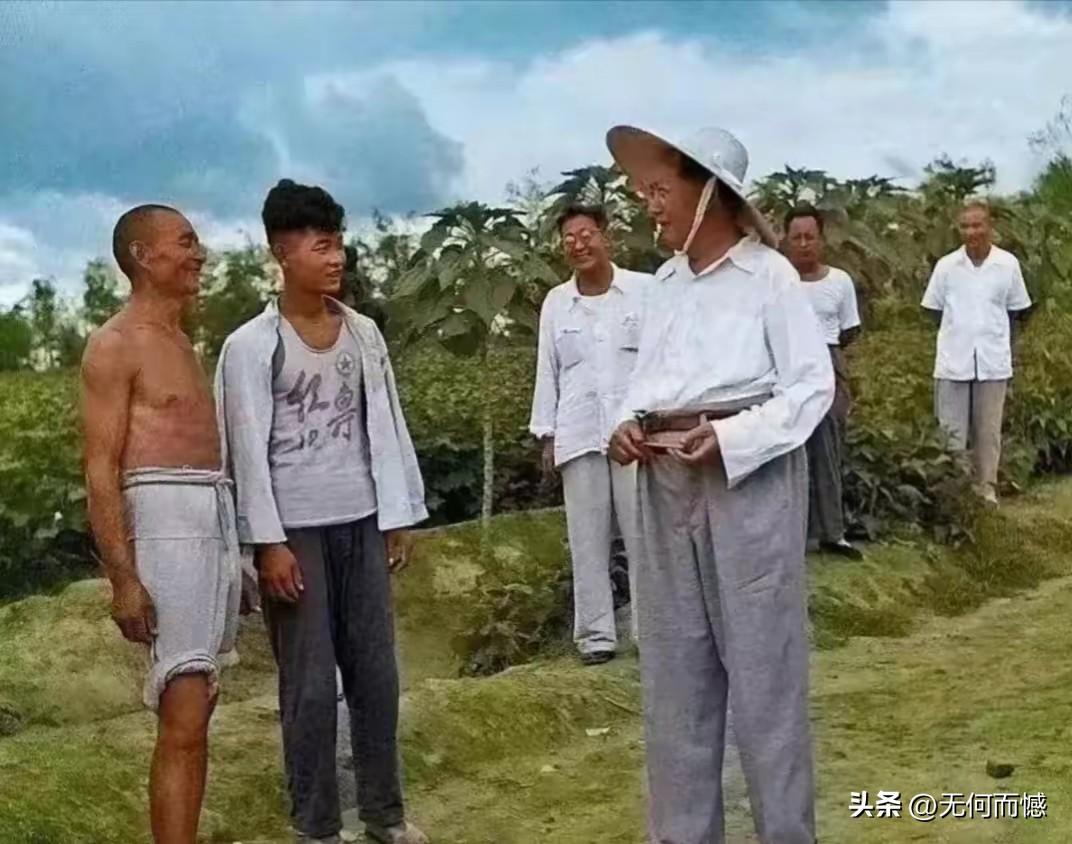 这应该是老人家到天间地头视察，点对点面对面的了解基层的情况，陪同人员也不是很多，