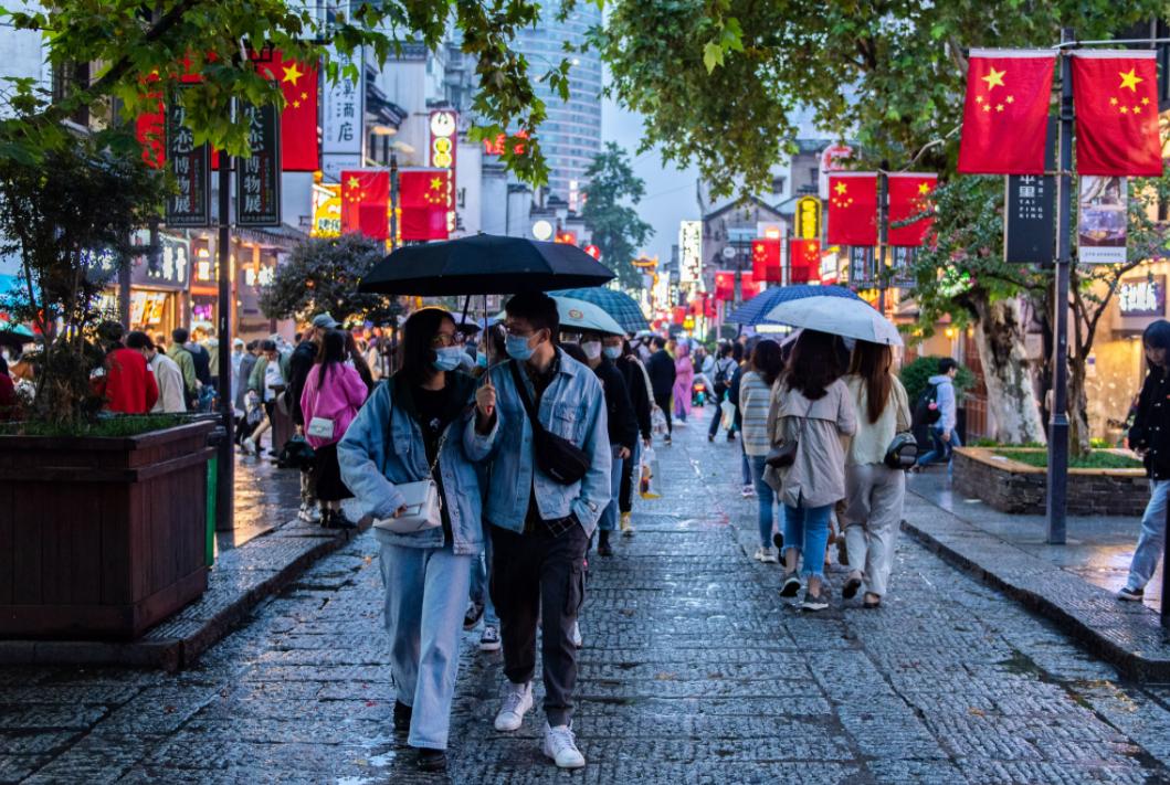 中国人和美西方人理解的自由是有本质区别的。中国人追求是一种整体社会和谐之下的自由