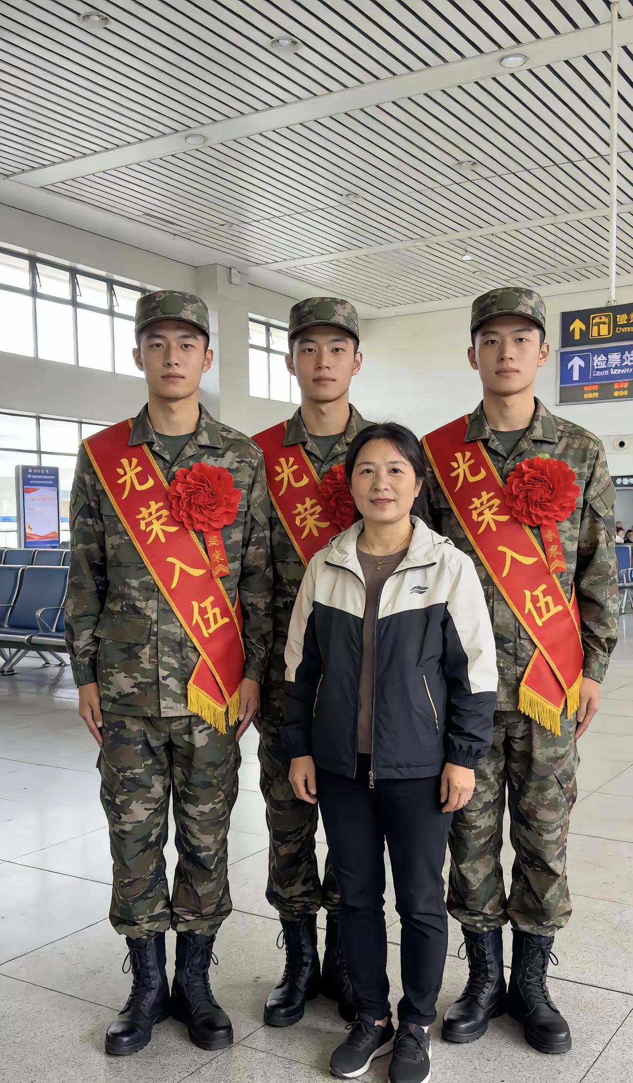 刷头条看到这张照片，读了内容了解到是母亲送三胞胎儿子参军的纪念照！看了不禁让人动