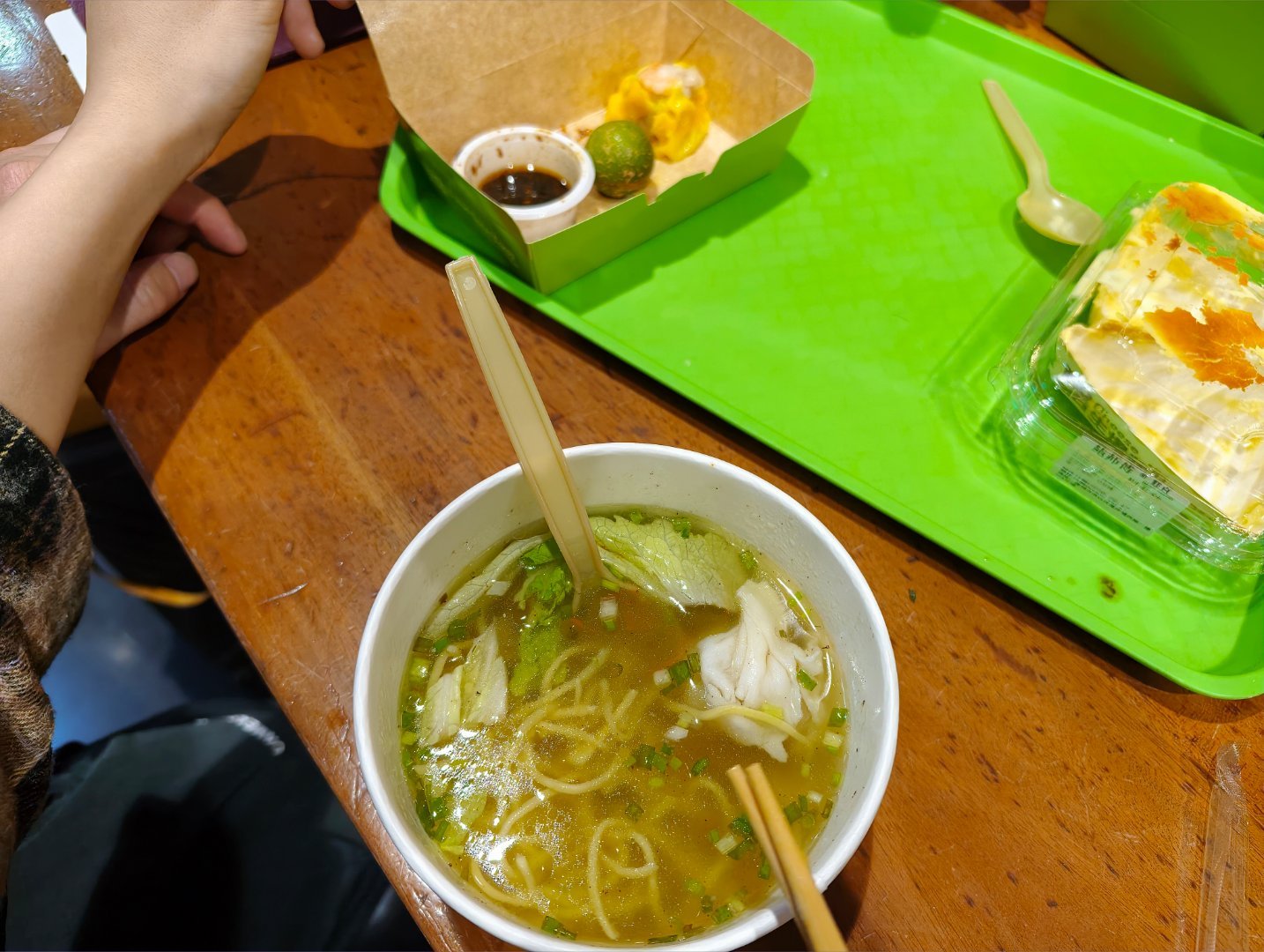 菲律宾真的是美食荒漠，第一天吃了3顿饭，顿顿又贵又难吃，感觉得连续吃几天泡面或者