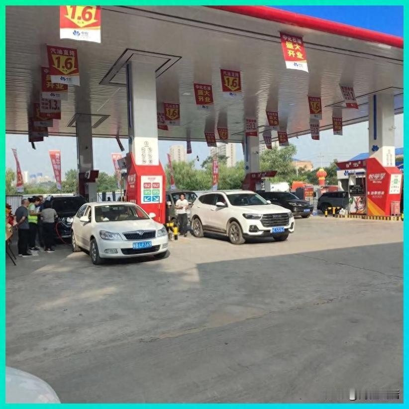 200块92和95号汽油咋选？谁跑得远更省钱？
 
加油时纠结选92还是95号？