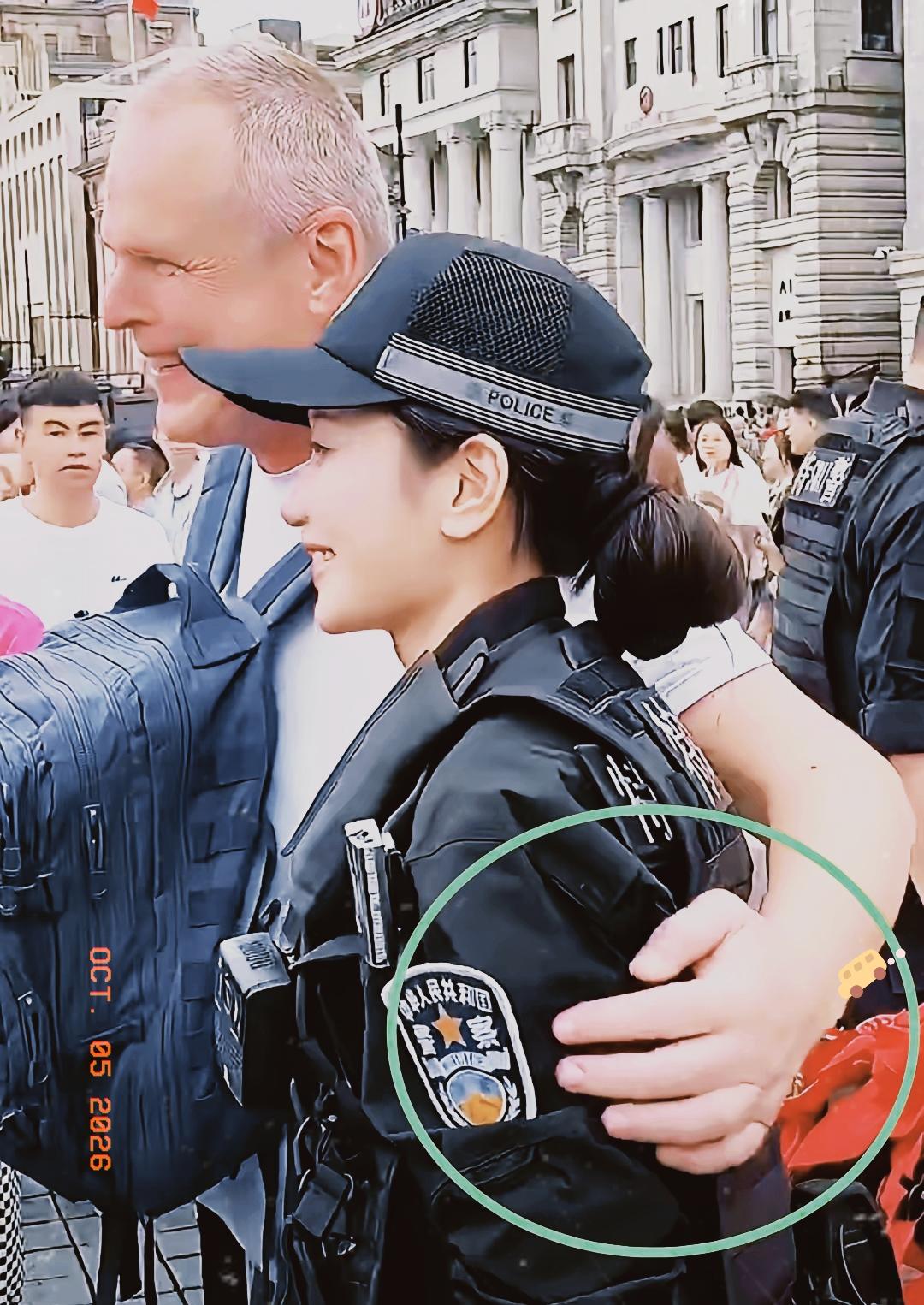 上海外滩，一名外国男游客找女特警合影，谁也没料到，在合影时他突然伸手搂住女特警。
