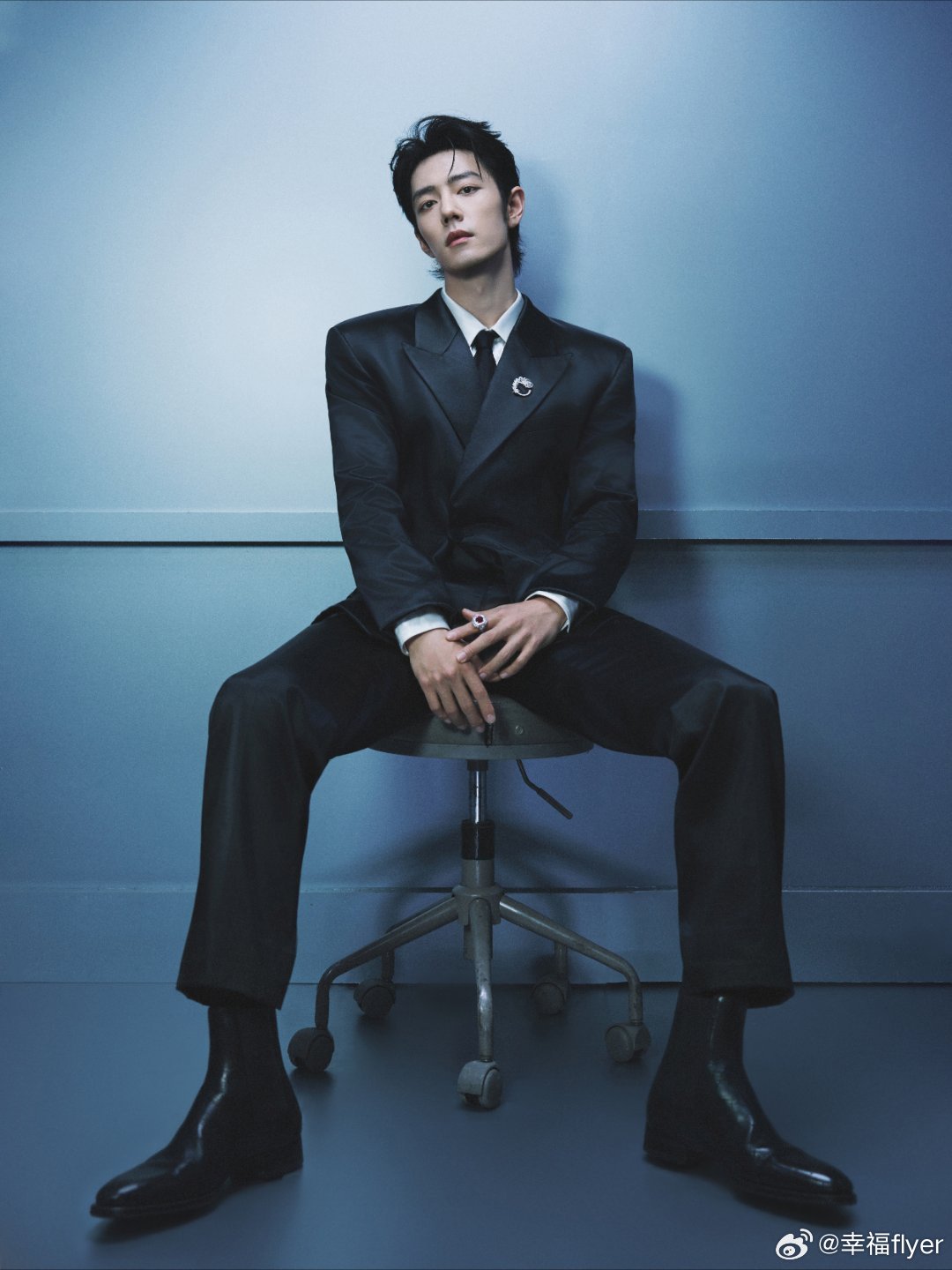 肖战西装单膝下跪所有剧本都可以演绎，剧本多多来让他挑，人帅演技棒 