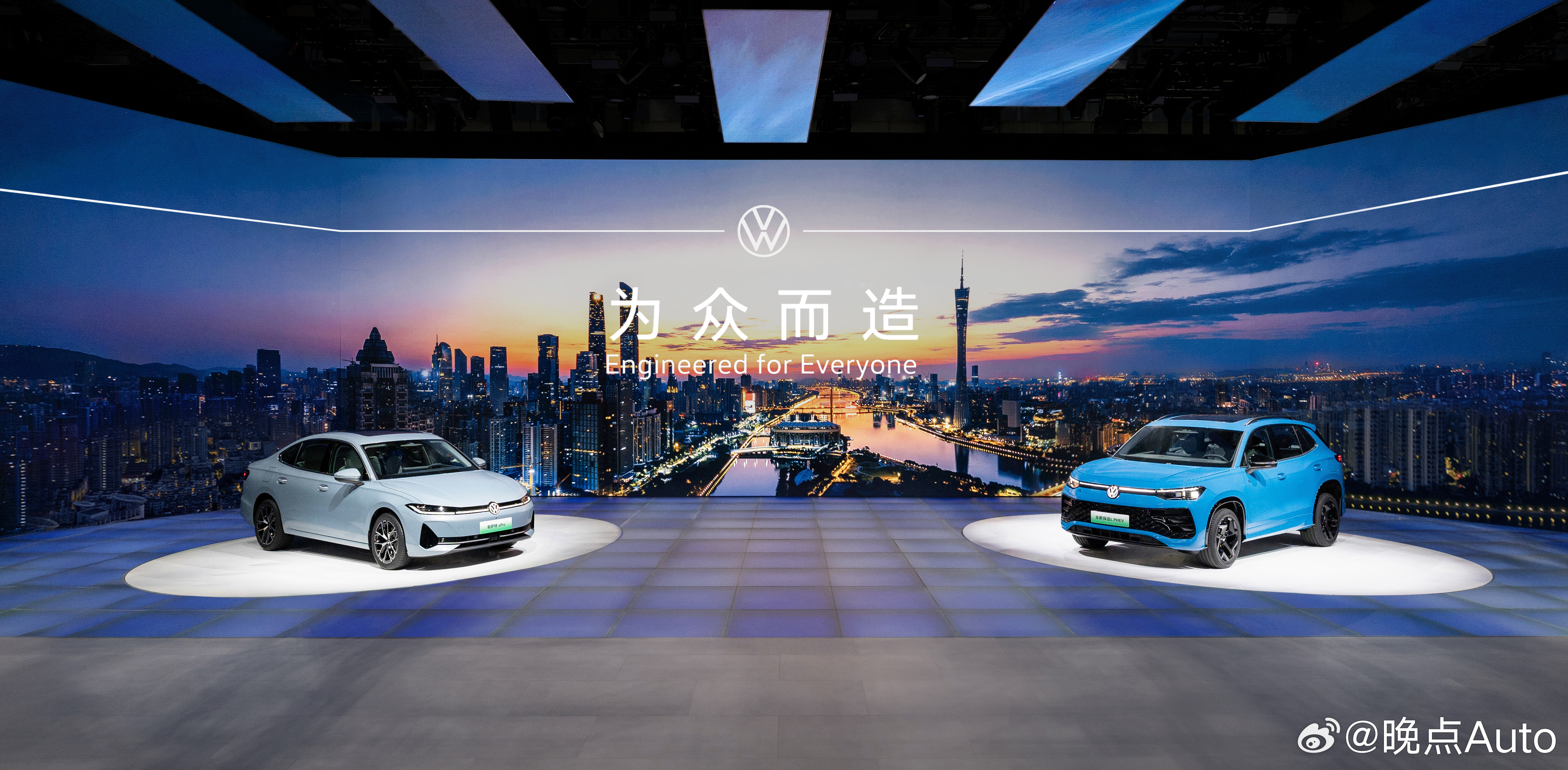 【】在 2025 广州车展上，大众两款全新插电式混合动力车型——上汽大众帕萨特 