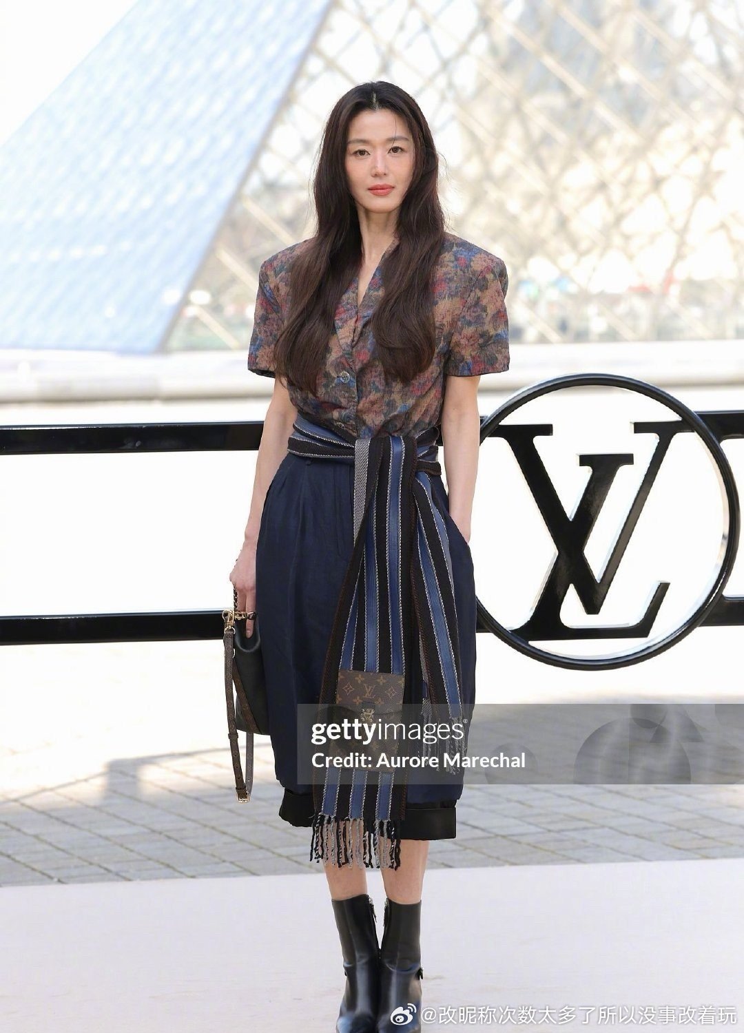 香奈儿除了那个韩豆情趣内衣，其他人都挺正常的丑衣服店还得是LV第一 