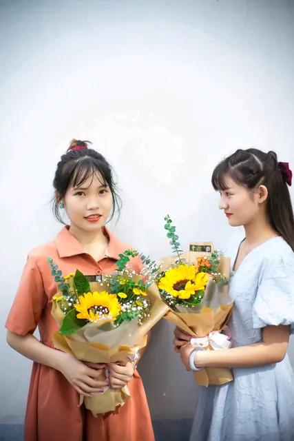 赞姑娘
秀外慧中淑女相，
温良恭俭韵含香。
问君可否心生爱，
一时未见想想想。