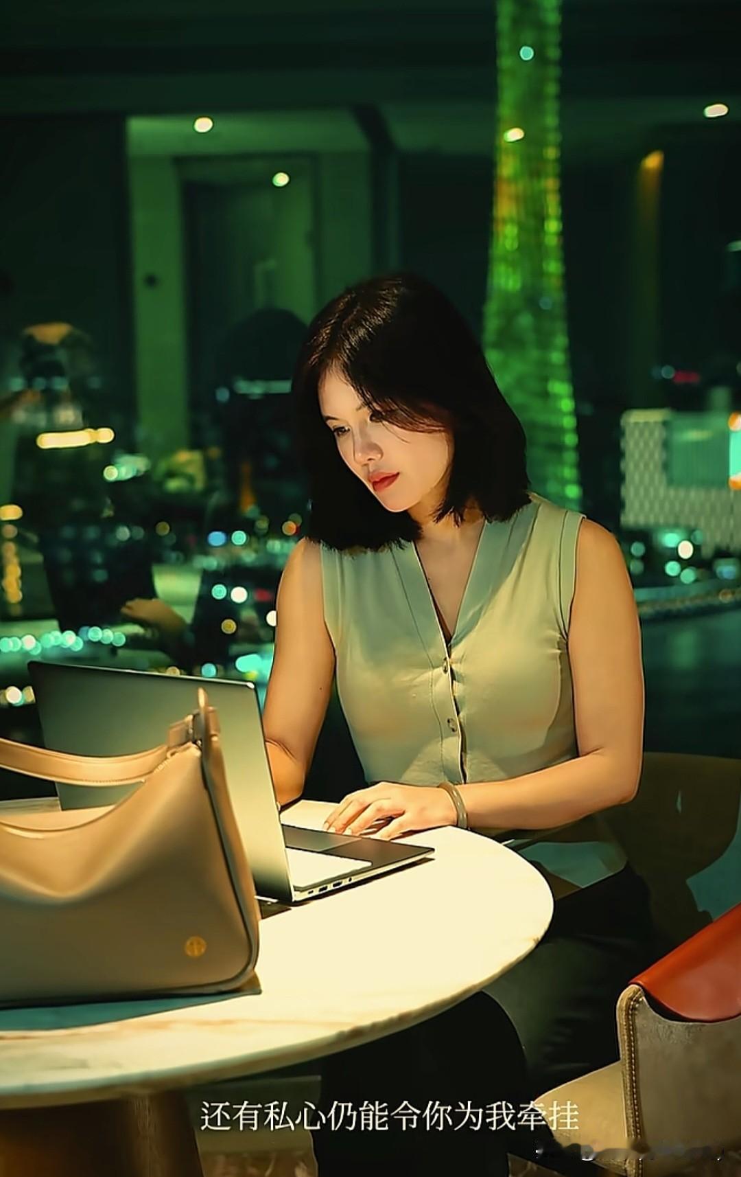 你赠我的诗，我轻轻和
文/刚柔

你赠我的诗，我轻轻和
像茶盏里浮沉的叶
像窗台