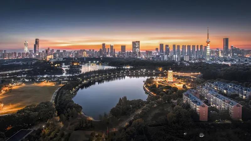 喝茶还是喝酒，这事儿还真没个准儿。就像老刘，以前是个爱龙井的茶客，喝茶能让人冷静