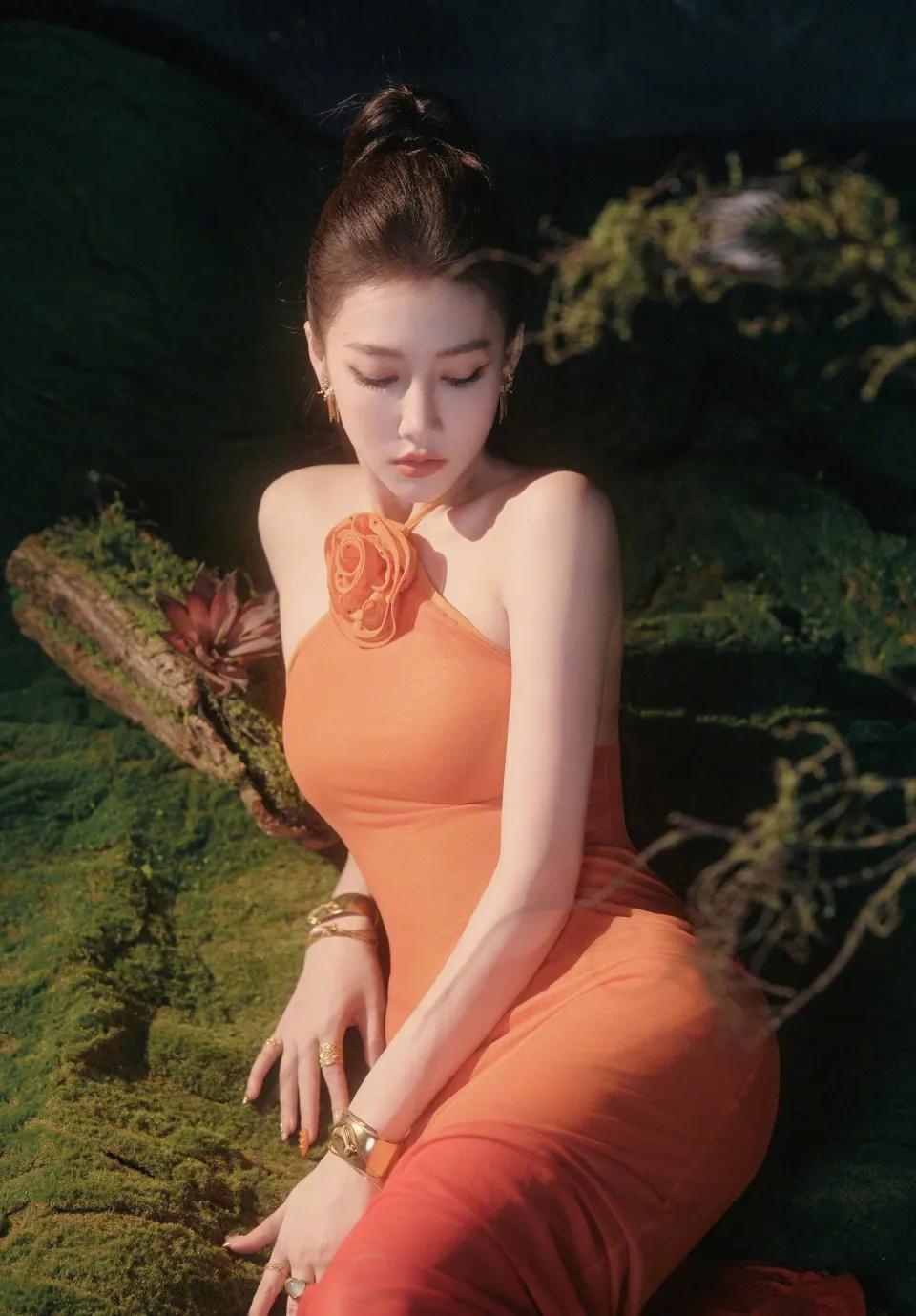 弦子演唱会穿搭灵感｜把浪漫穿在身上🌸
法式花朵挂脖连衣裙自带慵懒氛围，颈间细带