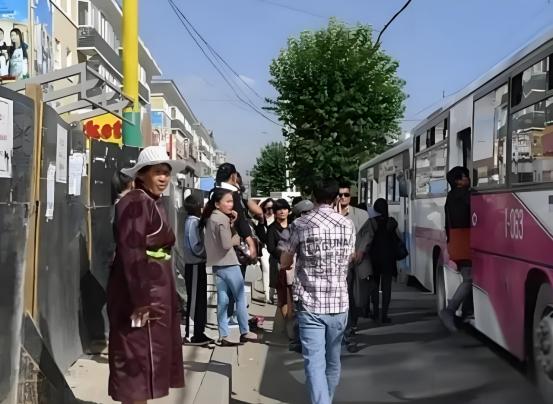 “中国人滚出去！”中国多次伸手援助它，换来的却是对中国人的敌意，这个国家不是巴基