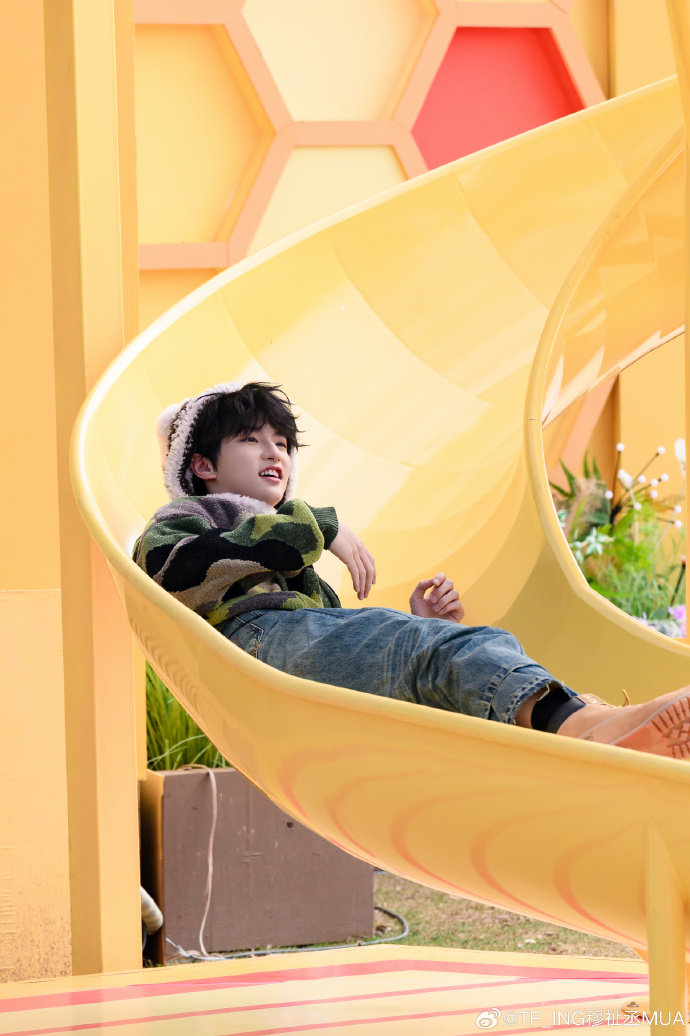 穆祉丞晒周五晚高疯治愈时刻 穆祉丞周五晚高疯的治愈时刻穆祉丞晒周五晚高疯治愈时刻