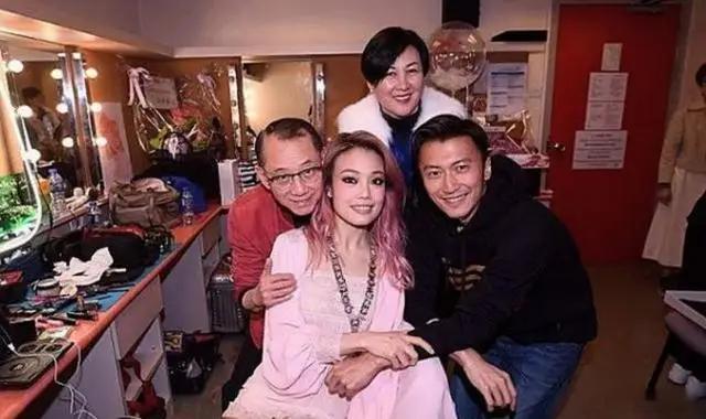 容祖儿这么有实力吗，拍照一般在C位 