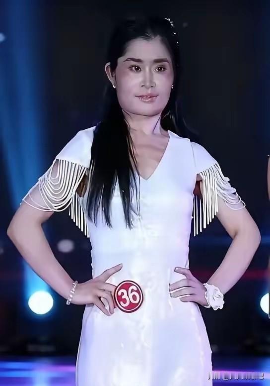 这是辽宁选美比赛的第一名得主，
大家看看是不是大跌眼镜，
真不知道这美女的评判标