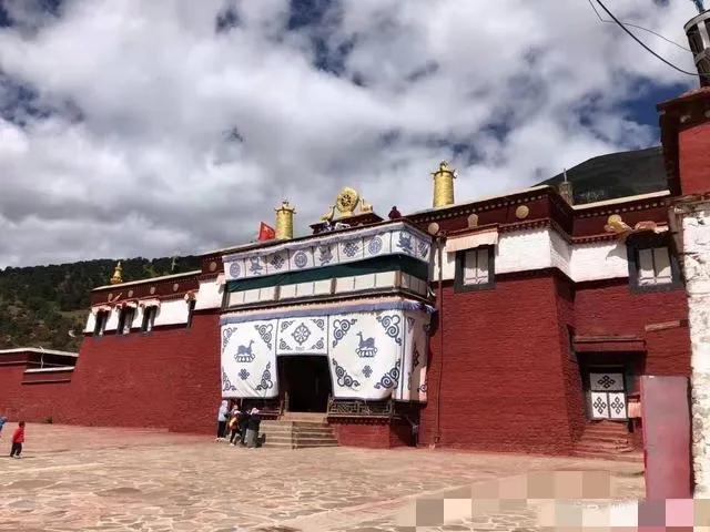 喜欢拉萨源于郑钧的那首老歌《回到拉萨》，“雪山、青草、美丽的喇嘛庙，没完没了的唱