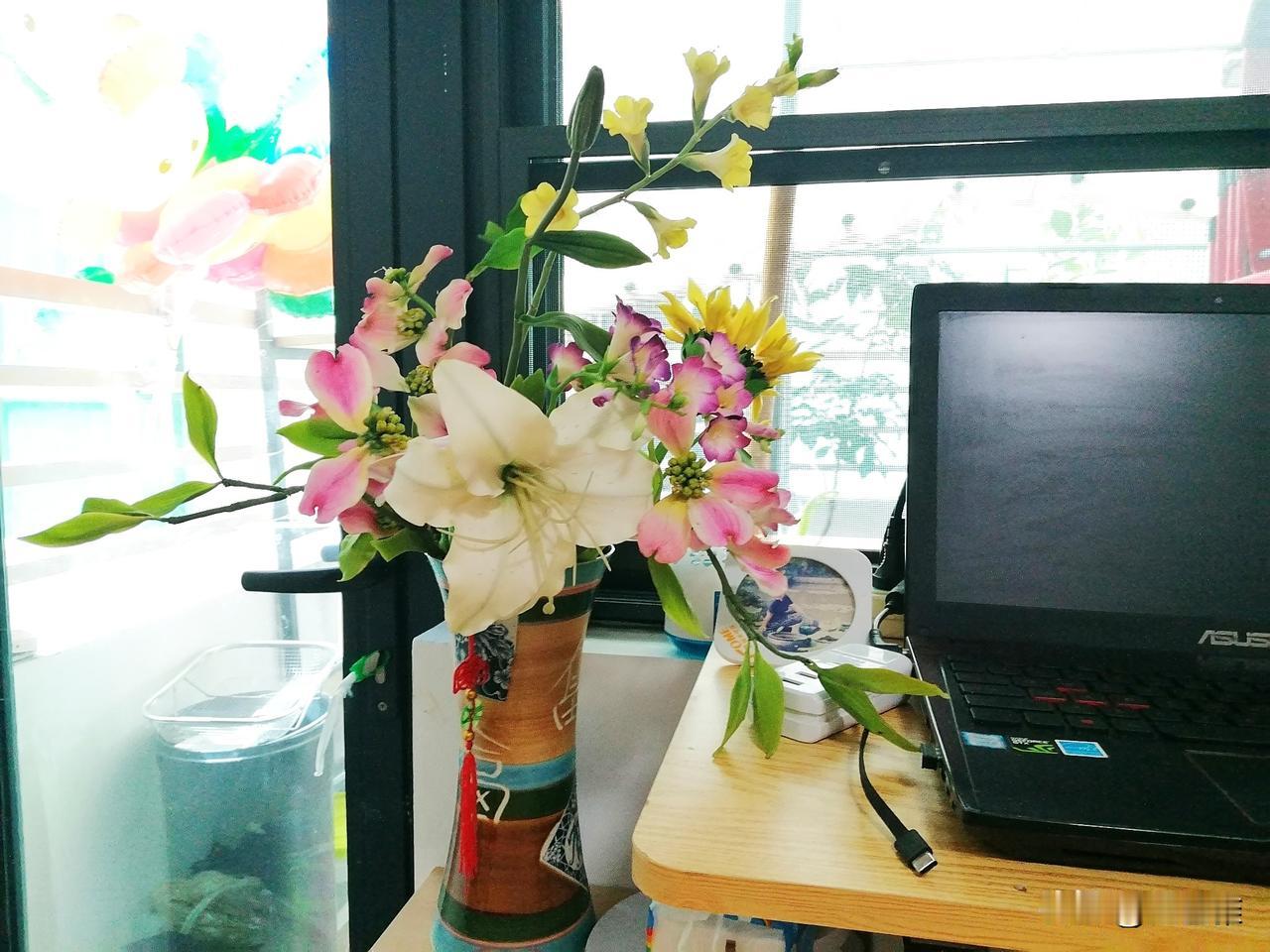这束粘土花今天早上被我清洗了一番。

这是我在上海参加台湾林孟祥老师粘土花培训时