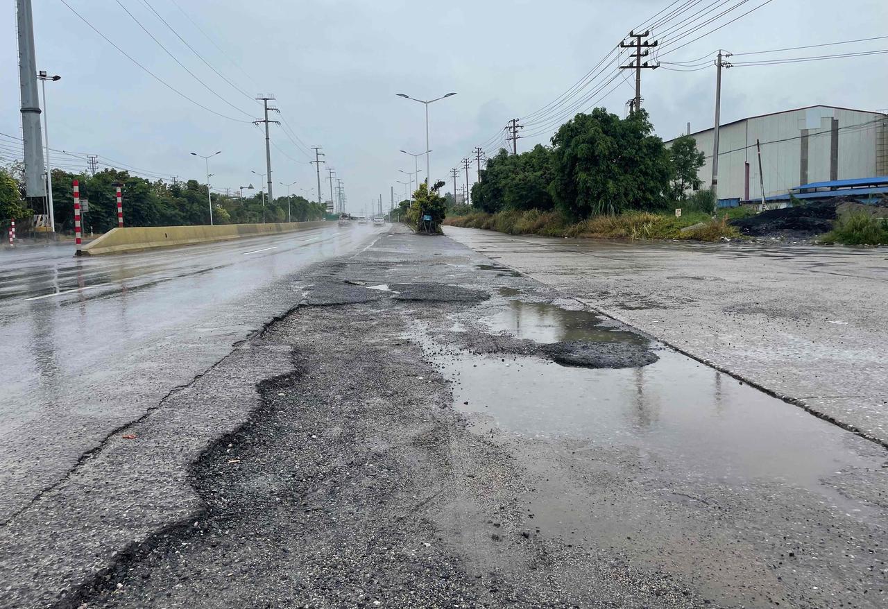 【玉林北流某工业园路段非机动车道破烂严重】

6月27日，据网友爆料称：玉林市北