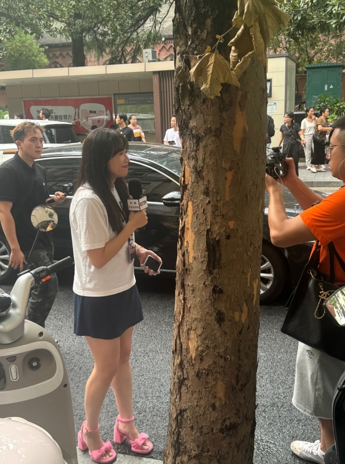 央视记者也来到外场来采访啦！就凭那年莫狗事件，老詹为我们发声，他真的值得！！！詹
