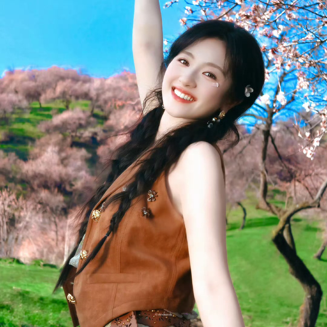 李兰迪杏花妆 李兰迪这组杏花写真直接封神✨ 漫山粉花为背景 笑起来明媚又治愈 花