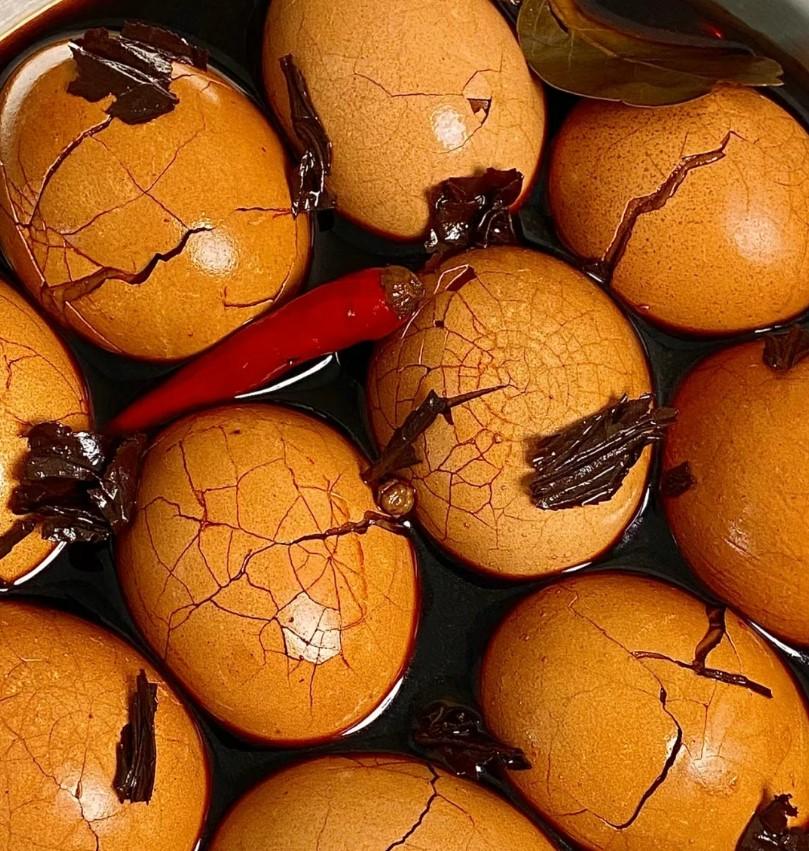 茶叶蛋配方

1.鸡蛋冷水下锅煮8分钟，煮熟捞出过一下冷水，用勺子敲碎蛋壳，尽量