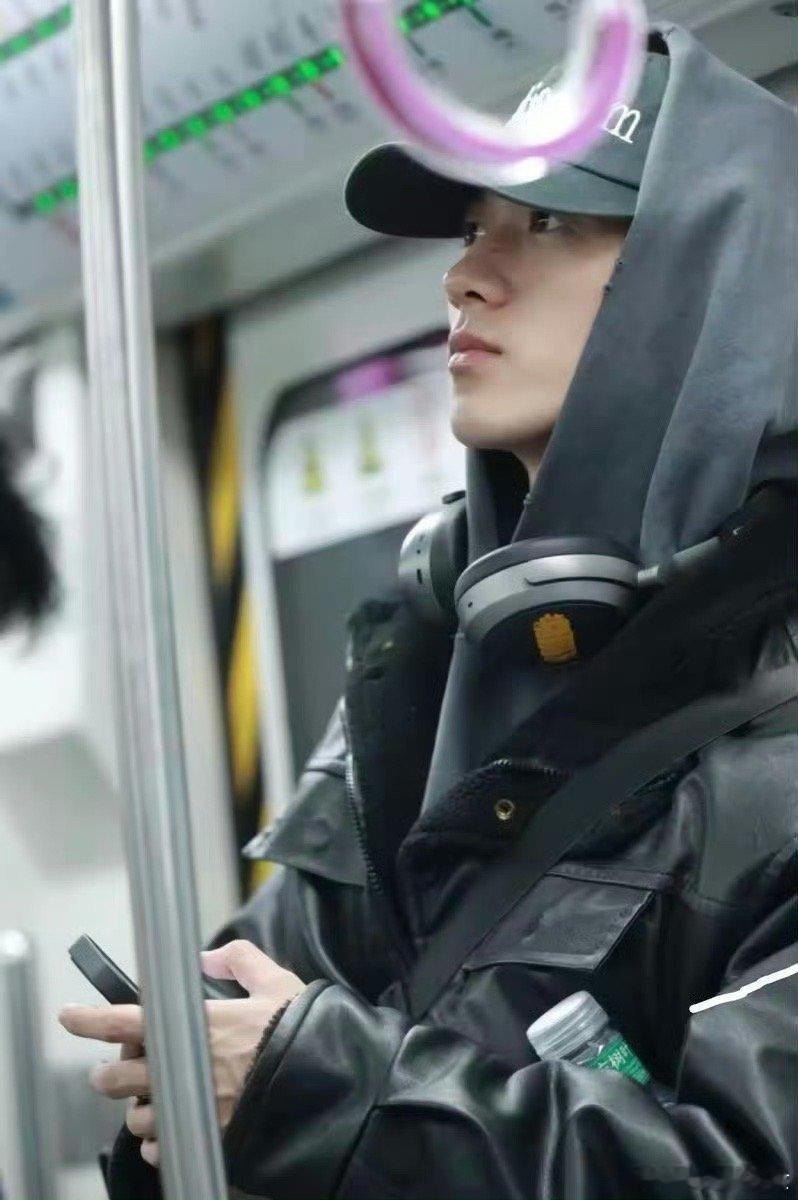 上次坐地铁打工的艺人还是梓渝谁懂啊！上次看艺人坐地铁打工还是梓渝，清晨10号线背