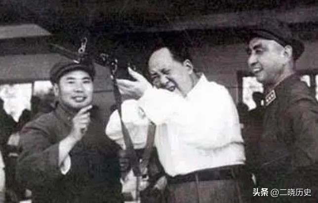 毛主席一生光明磊落，却有三个不为人知的小习惯。

看似不起眼的小习惯，却尽显领袖