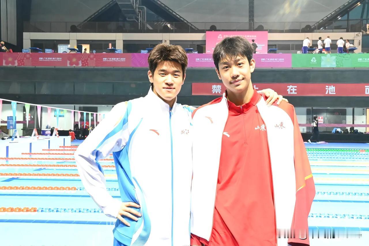 11月18日，浙江游泳运动员潘展乐在社交平台发了25张照片，并配文“下班下班”。