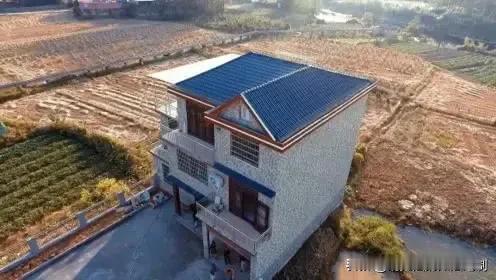 江西南昌，男子带妻子回家祭祖，竟发现岳父留下的老宅竟变成一片废墟。房子里的被单、