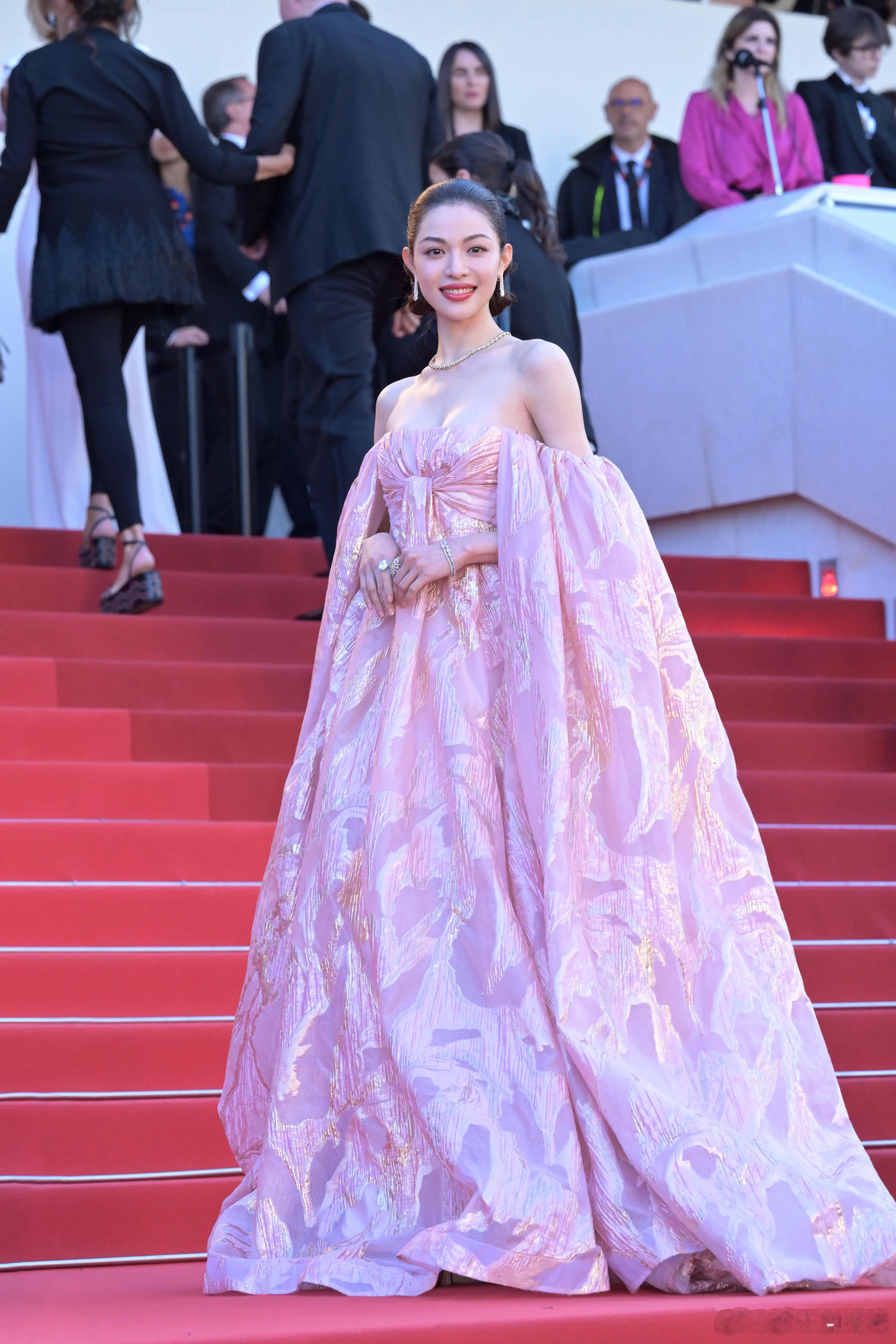 #钟楚曦是真正的大女主吧# 钟楚曦不仅是荧幕上的大女主，更是生活中的佼佼者，在她