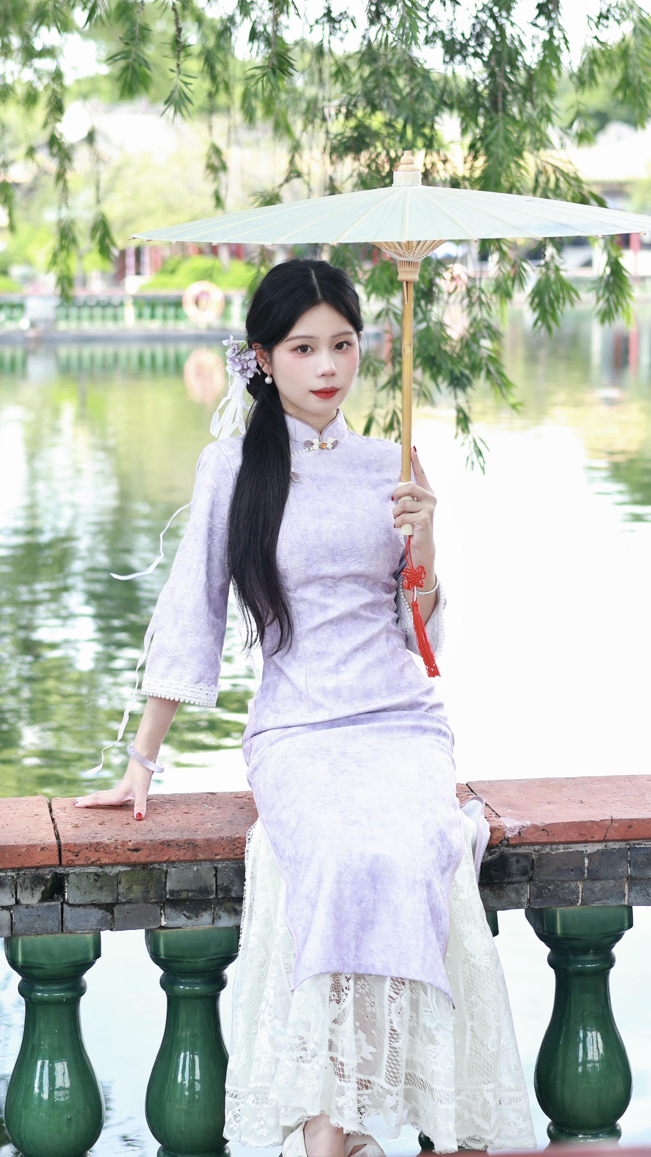掬水月在手，弄花香满衣。