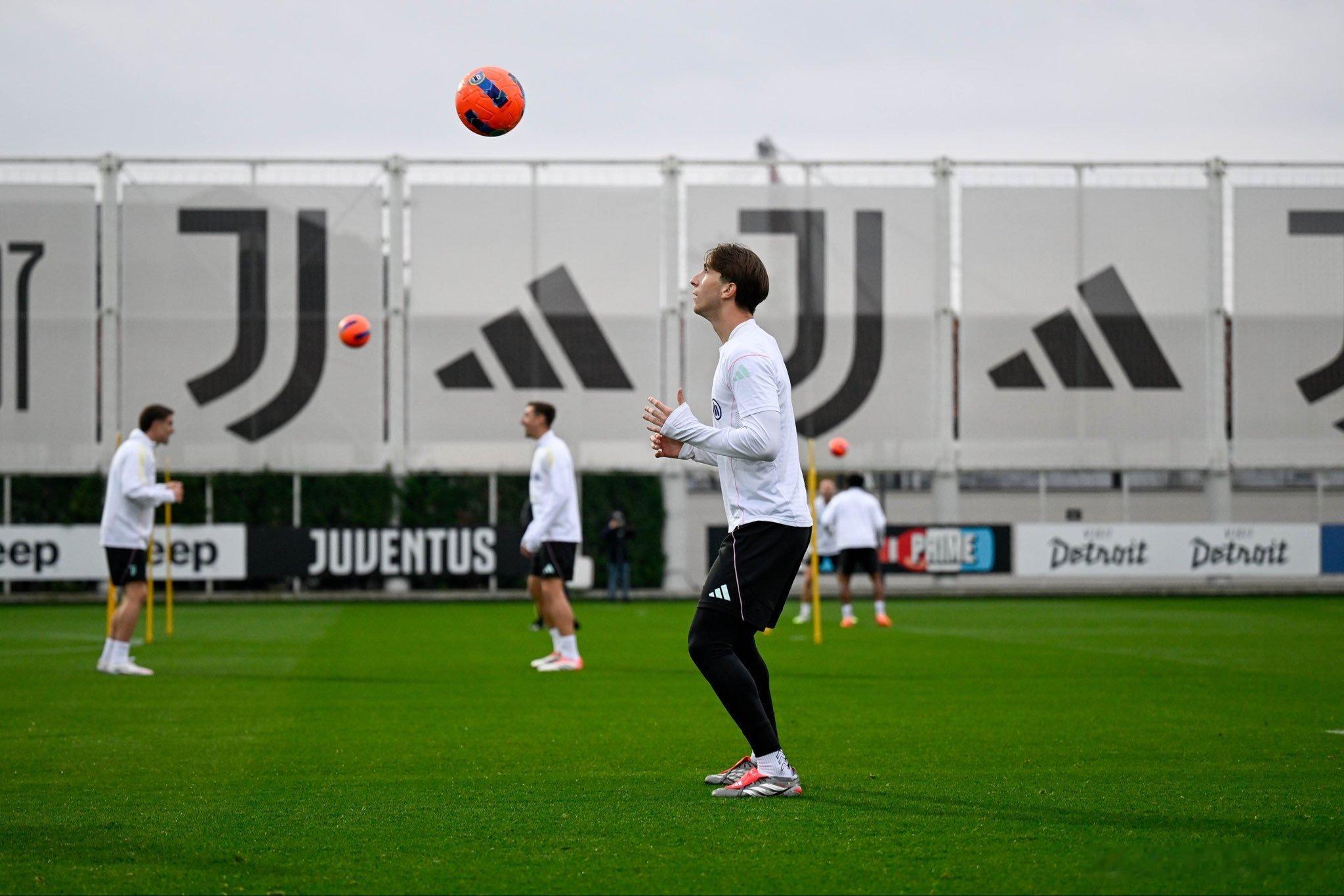 罗马体育报：斯帕莱蒂将接下来的工作重点集中在了进攻端的调教上，光头教练的首要任务