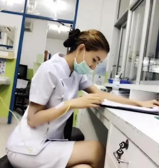 如今医院里大龄剩女护士都泛滥成灾了！以我同事的护士女儿赵芳为例，她今年34岁，长