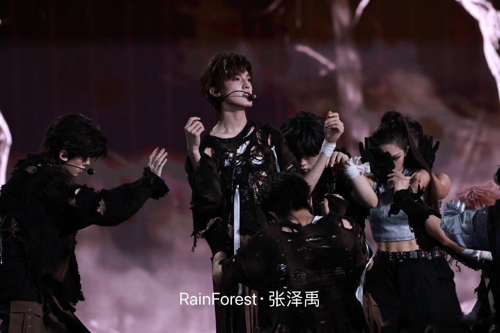 张泽禹没有不全开麦的义务 从练习生到现在，他的进步肉眼可见，这次rap加voca