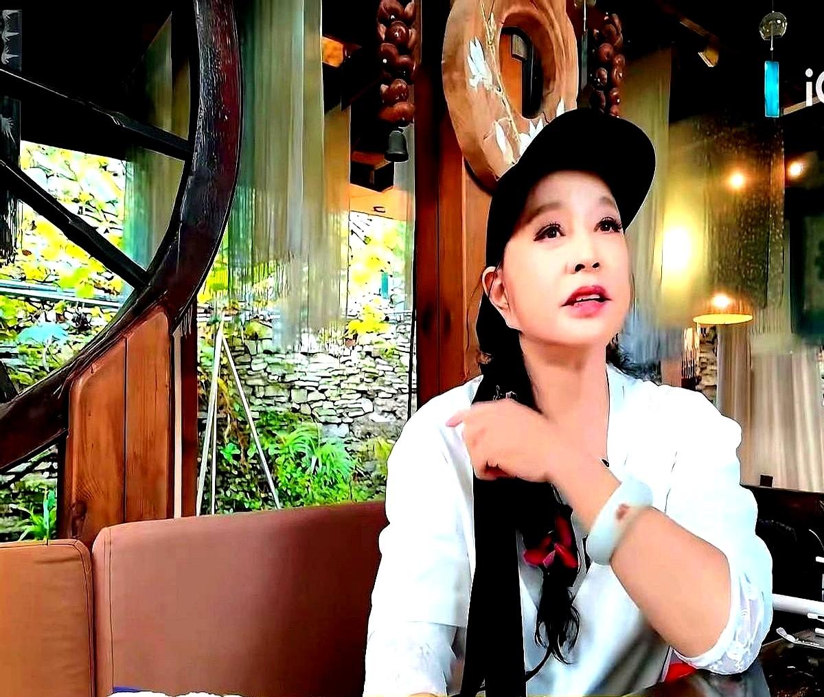 因为你只要慢了一步
 

刘晓庆早年拍香港《包青天》时，片场演员顶厚妆发熬20小