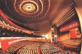 江怡臻说，一脚踏进人民大会堂的大门，整个人立刻就变了

进去之后，人真的会不自觉