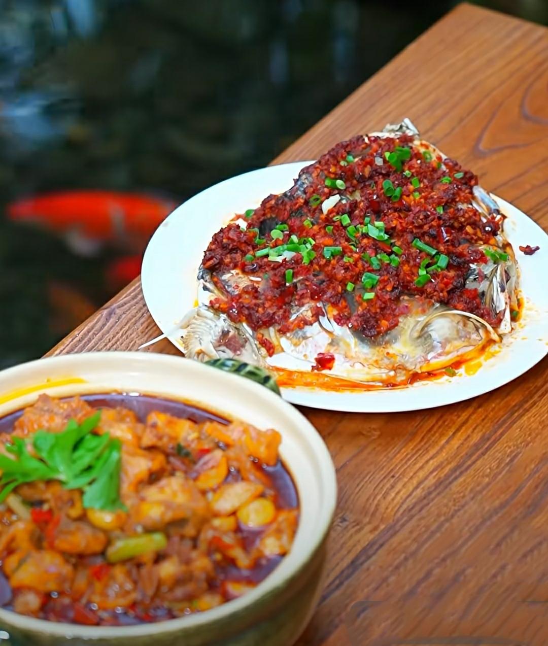 晒出相册最近的一张美食照片剁椒鱼头铺红油，葱花一撒香到骨子里！鱼肉嫩到抿嘴巴，辣