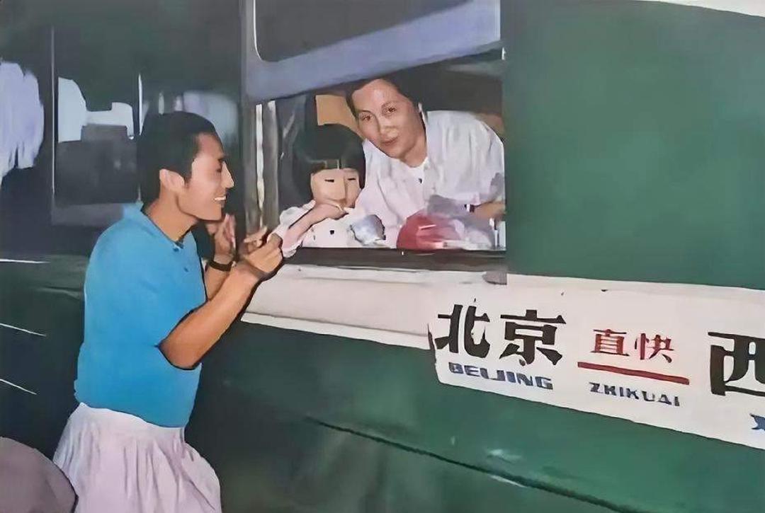 当年，张艺谋在车站送别前妻肖华与女儿时的一幕。