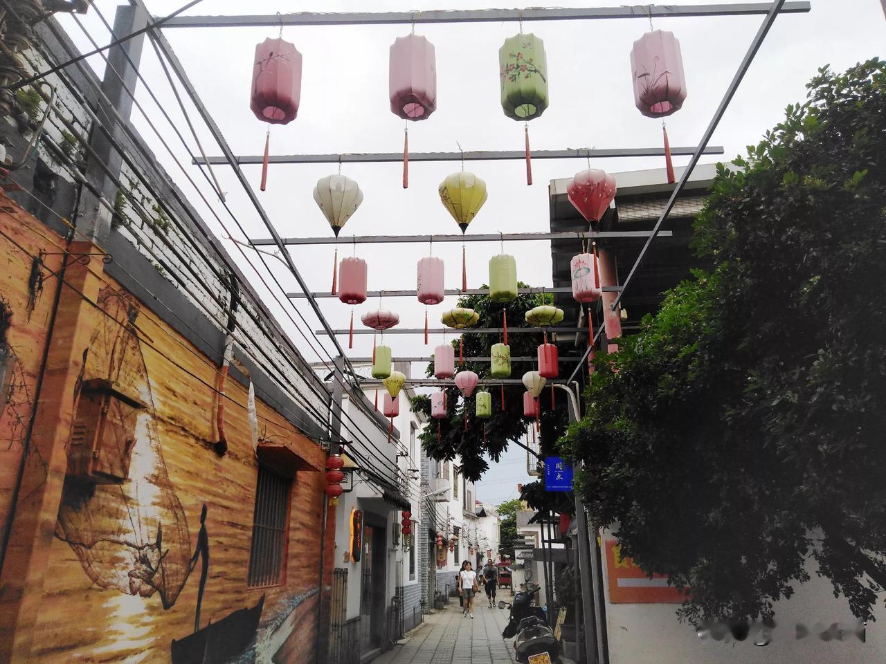 今天，我没来得及吃早餐就匆匆忙忙去上班了，来到公司点了一份早餐外卖。当外卖小哥送